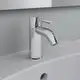 Waschtischarmatur in Chrom, hergestellt von Ideal Standard. Sie verfügt über einen geraden Auslauf und einen praktischen Hebel zur Wassersteuerung.